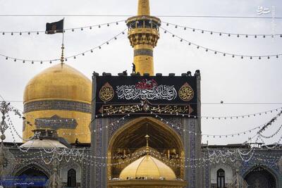 نصب کتیبه و پرچم شهادت امام صادق(ع) در حرم رضوی