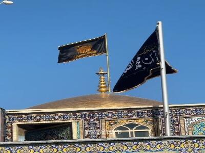 نصب کتیبه و پرچم شهادت امام صادق(ع) در حرم رضوی