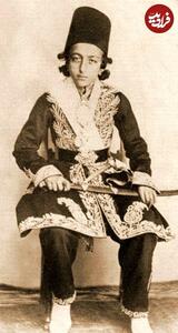 عکس دیده نشده از مظفرالدین شاه در ۱۱ سالگی با شمشیر و لباس رسمی