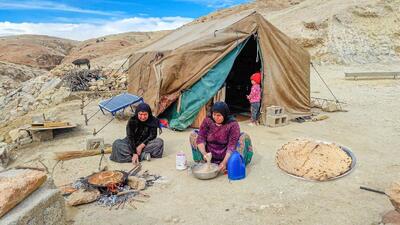 تهیه نان محلی توسط بانوی عشایر؛ طعمی از غذای روستایی ایران (فیلم)