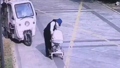 لحظه هولناک تصادف موتور سه چرخ با کالسکه نوزاد (فیلم)