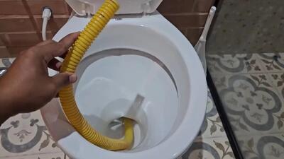 تعمیر گرفتگی و بوی بد توالت با یک تکه شلنگ