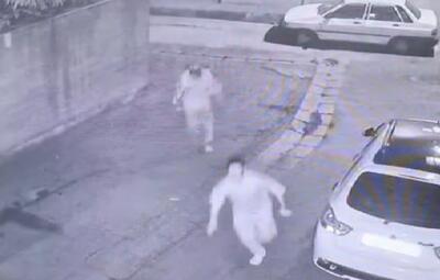 ببینید / دو سارق پس از سرقت از یک منزل، همسایه‌ها را با قمه دنبال کردند