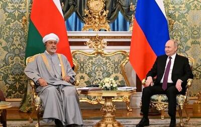 ببینید؛ اتفاقی جالب در دیدار پوتین با پادشاه عمان؛ پوتین نحوه استفاده از هدفون ترجمه را به پادشاه عمان آموزش داد