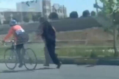 لحظه دویدن مادر پشت دوچرخه دخترش در مسابقات |‌ ببینید
