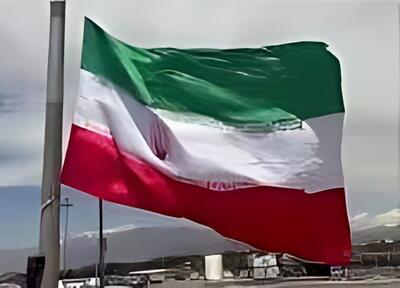 اهتزاز پرچم در پردیس مسافری شرق