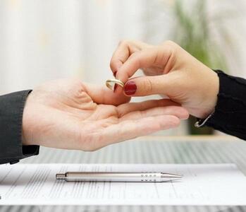 عجیب‌ترین دلایل جدایی در دادگاه‌های خانواده؛ از  خُروپُف تا کت و شلوار و صبحانه