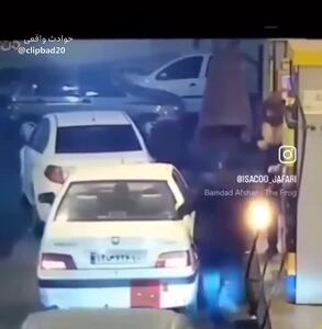 لحظه سرقت عجیب خودروی سوار در پمپ بنزین مقابل چشم صاحب ماشین!
