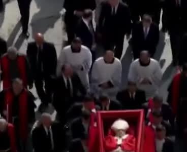 انتقال جسد پاپ به کلیسای واتیکان