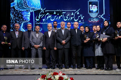 تصاویر جالبی از حضور رئیس‌جمهور در یک جشنواره دانشجویی/ وزیر بهداشت و وزیر آموزش و پرورش هم همراه او بودند