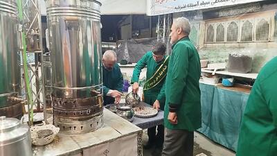 خدمت رسانی کارکنان سپاه آستانه در چایخانه حضرت رضا(ع)