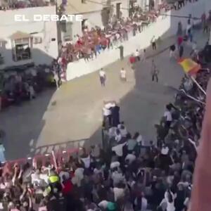 فیلم لحظه وحشتناک ورود گاو خشمگین به میان مردم در جشن عید پاک