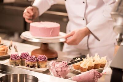 چگونه کارگاه کیک و شیرینی پزی خود را راه بیندازیم؟