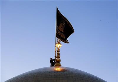 تعویض پرچم حرم رضوی به مناسبت شهادت امام صادق(ع)+عکس - تسنیم