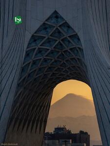 تصویری زیبا از دماوند در دل برج آزادی