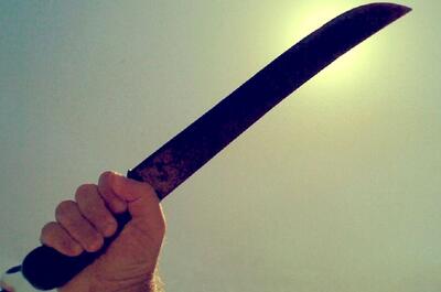 تصاویری از حمله اوباش به یک مغازه‌دار در تهران