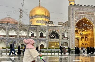 تصاویر؛ زائران حرم امام رضا(ع) زیر باران