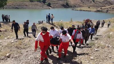 انتقال پیکر بی‌جان فرد غرق‌ شده در آبشار هشترخان طارم توسط نجاتگران هلال‌احمر