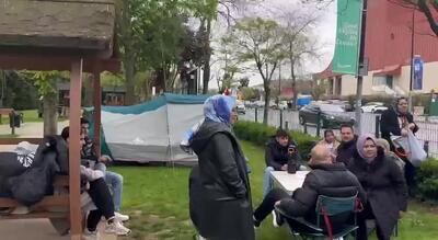 استانبولی ها بخاطر نگرانی از زلزله همچنان در خیابان ها حضور دارند