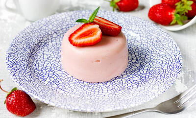 طرز تهیه دسر توت فرنگی با بیسکوئیت؛ ساده و خوشمزه