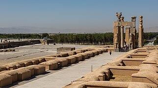 تصویری جالب از آبراهه زیرزمینی تخت جمشید - آینه فردا