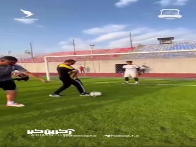 هدیه ویژه لوان پولی به کودک پنالتی‌زن در تمرین نساجی
