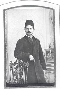 عکس/ ژست خاص عبدالله قاجار از نوادگان فتحعلی شاه در آتلیه عکاسی با سبیل عجیب | اقتصاد24