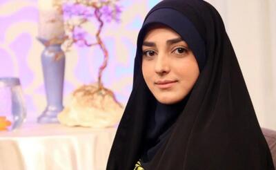 قیافه دهه شصتی ستاره سادات قطبی مجری برنامه هلال با سیبیل و مقنعه