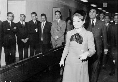 یادداشت‌های علم، جمعه یکم اردیبهشت ۱۳۵۱: به منزل اردشیر رفتم؛ خود اردشیر در سویس است، مخصوصاً رفتم
