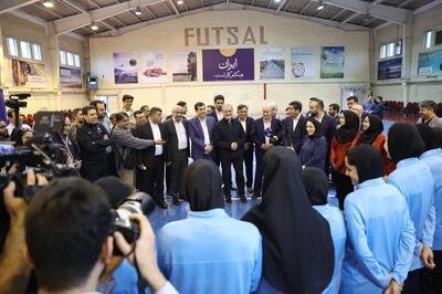 دیدار پزشکیان با دختران فوتسال/ رئیس‌جمهور پا به توپ شد