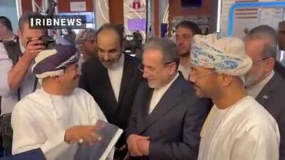 بازدید وزیر امور خارجه همراه با همتای عمانی از نمایشگاه کتاب مسقط