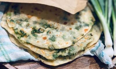 طرز تهیه کلانه کردستان؛ نان سنتی با سیر کوهی تازه