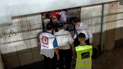 از حال رفتن هوادار تراکتور و انتقال با آمبولانس - پارس فوتبال