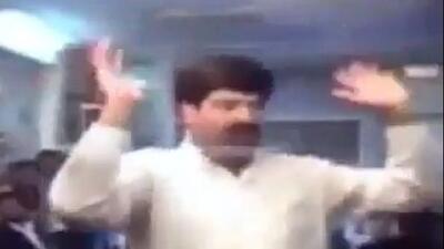 آواز شاد؛ مرد پیرهن سفید تو عروسی مثل پنکه سقفی کنده شده و افتاده رقصید دستاش بیقرارن