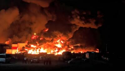 شعله‌های آتش در محل حادثه بندر شهید رجایی دوباره زبانه کشید (فیلم)
