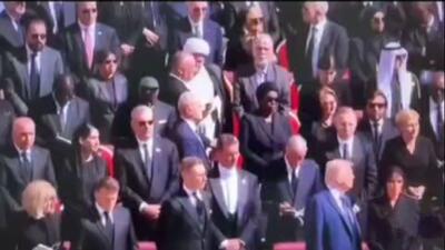 فیلم‌برداری و سلفی گرفتن روحانی همراه وزیر ارشاد هنگام برگزاری مراسم رسمی تشییع پاپ! (فیلم)