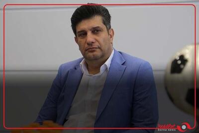 فرشید سمیعی، مدیر عامل سابق استقلال در ورزشگاه حضور دارد و دیدار آبی‌پوشان مقابل پیکان را از نزدیک مشاهده می‌کند