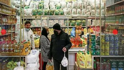 وقتی دلار بالا می رود قیمتها به آن می چسبد، ولی وقتی پایین می آید از آن جدا نمی شود/ دلال ها فقط گرانی را می شناسند