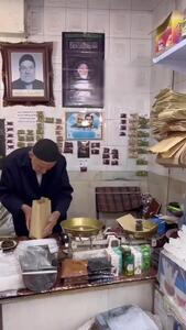 حاج قاسم کبیری، چای فروش با انصاف بازار تبریز که حتی وزن ناچیز پاکت خالی را از وزن چای کم می‌کند تا پاکت به قیمت چای فروخته نشود + فیلم