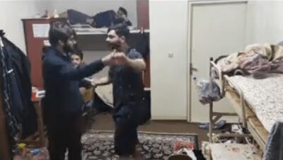 ببینید/ رقص تانگو دو دانشجو در خوابگاه پسرانه