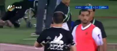 لحظه انفجار سکوهای استقلال با حرکت دست داور