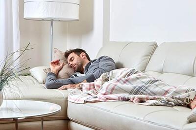 چرا نباید روی کاناپه بخوابیم؟
