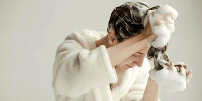 دو بار شامپو زدن: آیا واقعاً برای سلامت مو مفید است؟