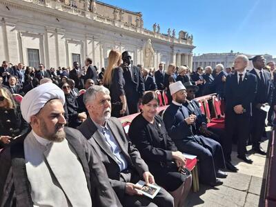 هیات ایران و آمریکا در یک قاب در مراسم تشییع پاپ/عکس
