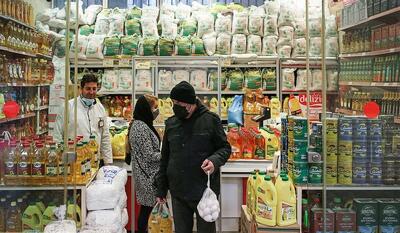 وقتی دلار بالا می رود قیمتها به آن می چسبد، ولی وقتی پایین می آید از آن جدا نمی شود/ دلال ها فقط گرانی را می شناسند