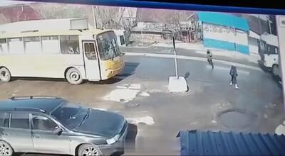 بی توجهی به تریلی باعث مرگ عابر پیاده شد + فیلم