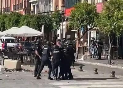 کتک کاری هواداران بارسا با پلیس پیش از ال‌کلاسیکو!