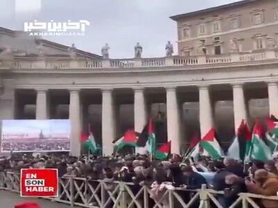 برافراشتن پرچم‌های فلسطین توسط مسیحیان در مراسم خاکسپاری پاپ