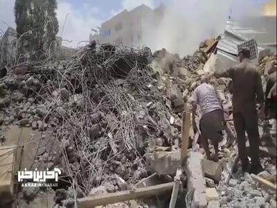 لحظات انتظار دردناک کودک یمنی برای بیرون کشیدن پیکر مادرش از زیر آوار بمباران