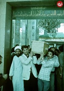 عکس/ محمد مفتح و صادق طباطبایی ۴۸ سال پیش در حال حمل تابوت شریعتی در سوریه | اقتصاد24